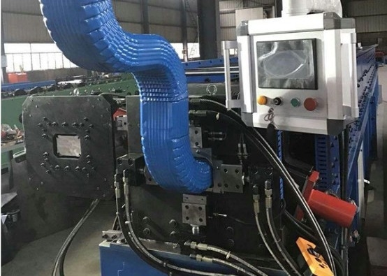 Rollo automático completo del tubo de la bajada de aguas que forma la máquina abajo de la fabricación del tubo