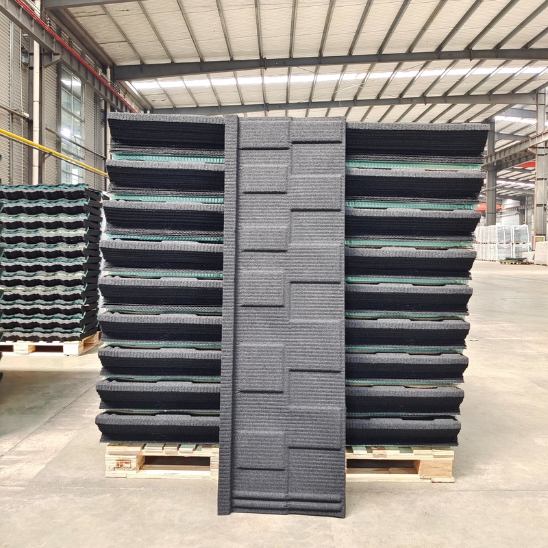 Las tablas del material de construcción empiedran el metal revestido del color de las tejas de techumbre