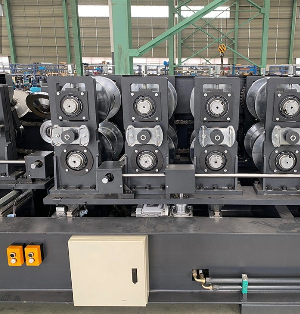 El rollo automatizado de la correa de la CZ que forma el perno prisionero de la máquina y la pista laminan 5.5kw anterior