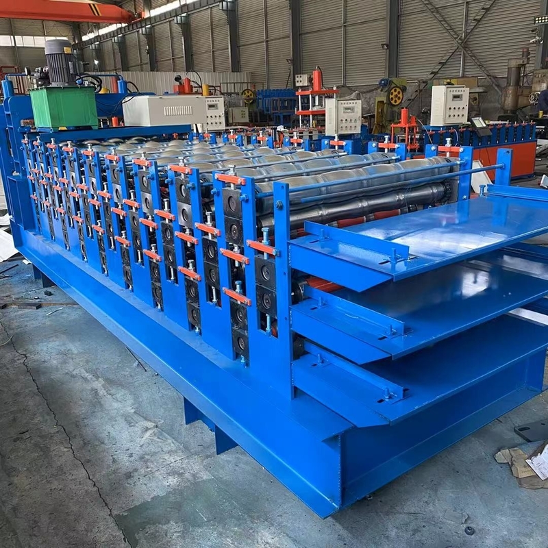 Rollo de la teja de tejado de la impulsión de cadena que forma el grueso de la máquina 0.3-0.8m m que corta la tolerancia ±2mm