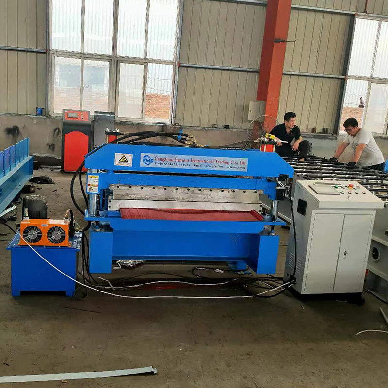 Corte hidráulico del poste de la alta exactitud de la máquina formadora de rollos del tejado del Galvalume del panel lateral del EPS