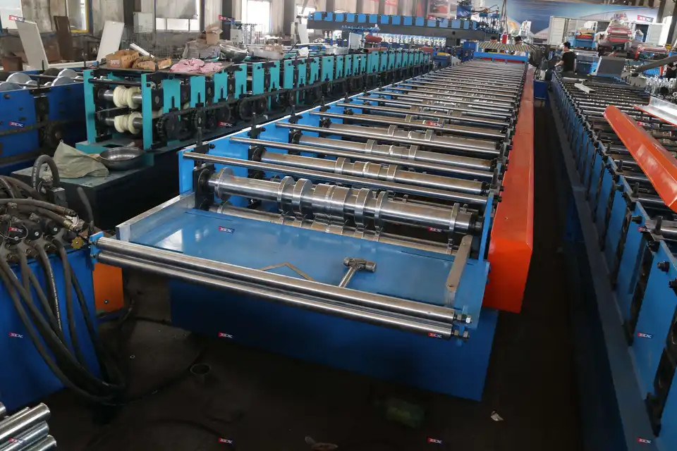 Máquina de moldeado de rodillos de cubierta de piso eficiente Frío 4t Capacidad 45 rodillos de acero