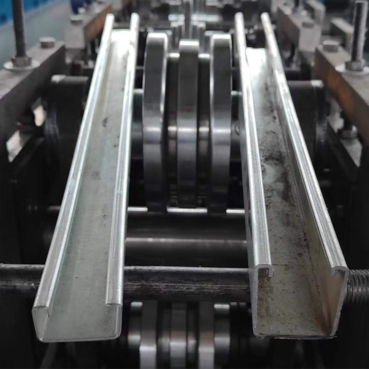 PL Máquina de moldeado de rodillos de techo de metal ajustable para soporte de paneles solares