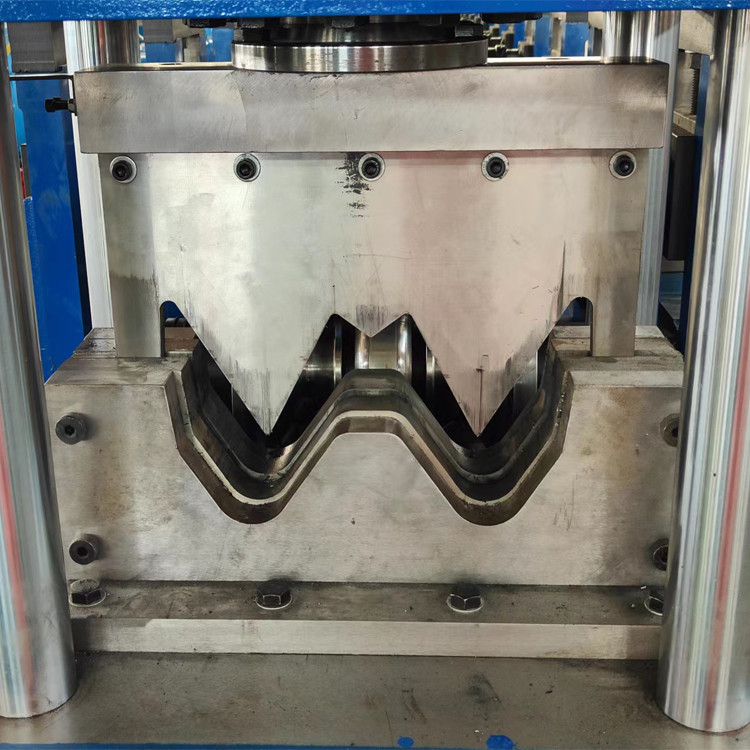 Máquina de moldeado de rollos de barandillas para carreteras de materiales GI con fuente de alimentación de 380V 50Hz y resistencia de rendimiento de 350Mpa