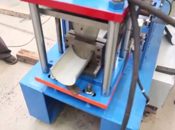 8-15m/min Velocidad hacia abajo máquina de formación de tubos 45# Estaciones de rodillos de acero con control PLC