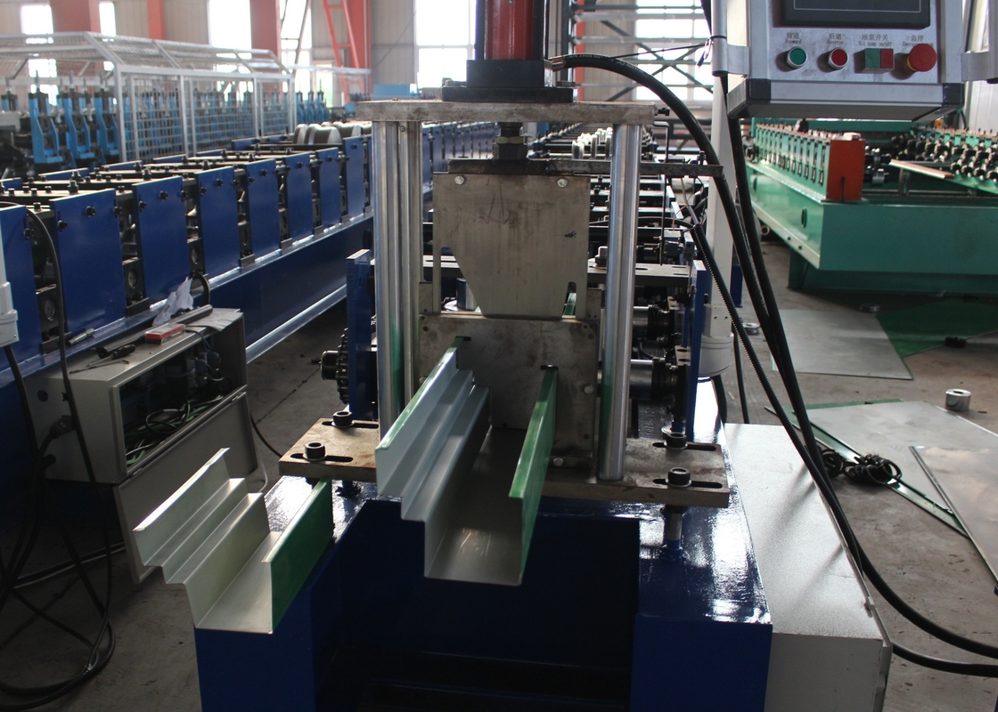 Máquina de moldeado de rollo de tubería de corte hidráulico de 18 estaciones Estaciones de rodillos 4KW Potencia del motor