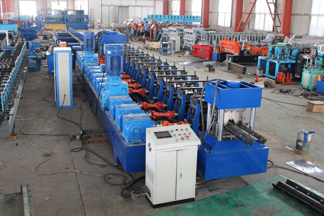 2024 11kw 5.5kw GI Autopista de protección de barandillas máquina de formación de rodillos Cr12Mov Material de hoja de corte