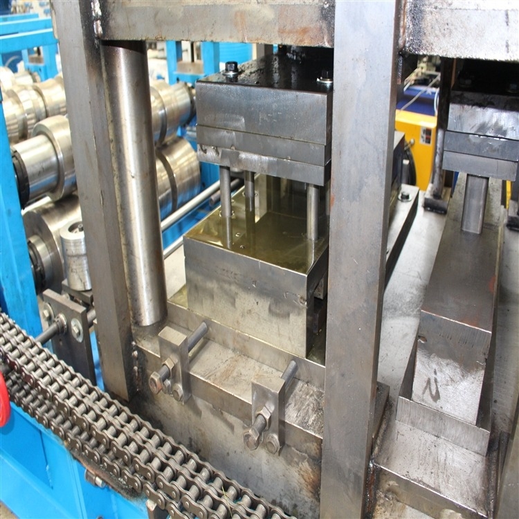 18-26 Estación de acero galvanizado en frío de cubierta máquina de moldeado de rodillos con corte hidráulico