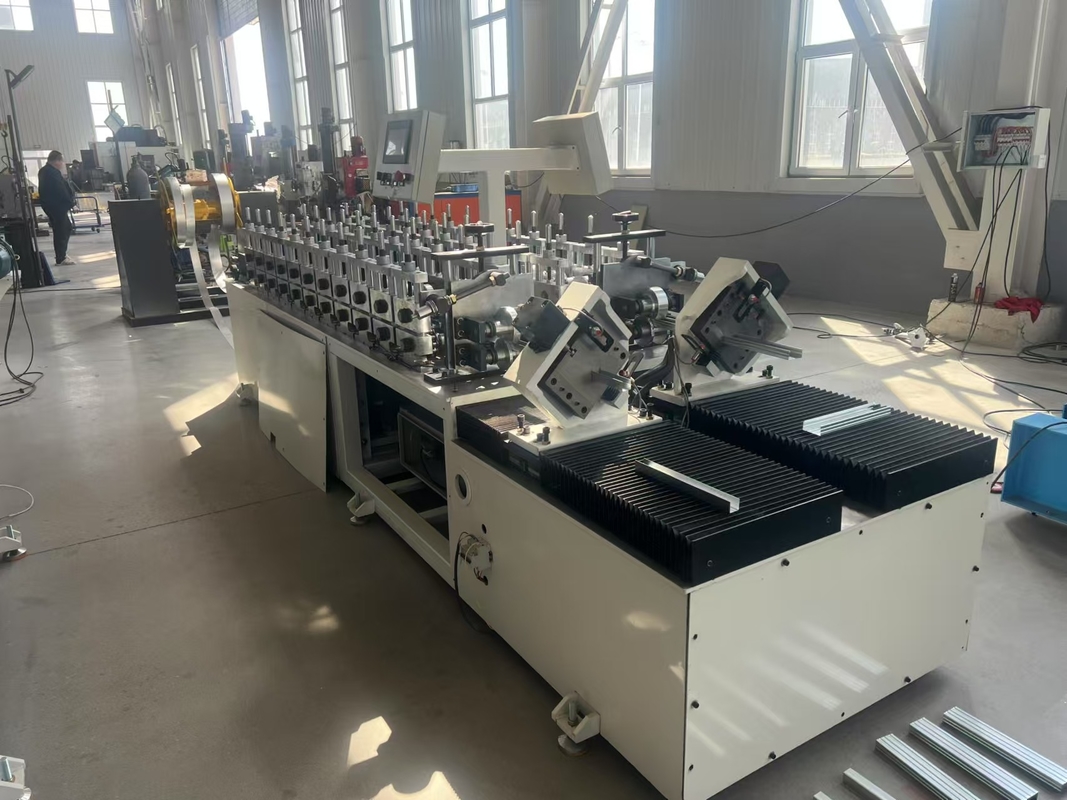 Máquina de moldeado de quillas de acero ligero de tipo C de canal doble con ranuras totalmente automática