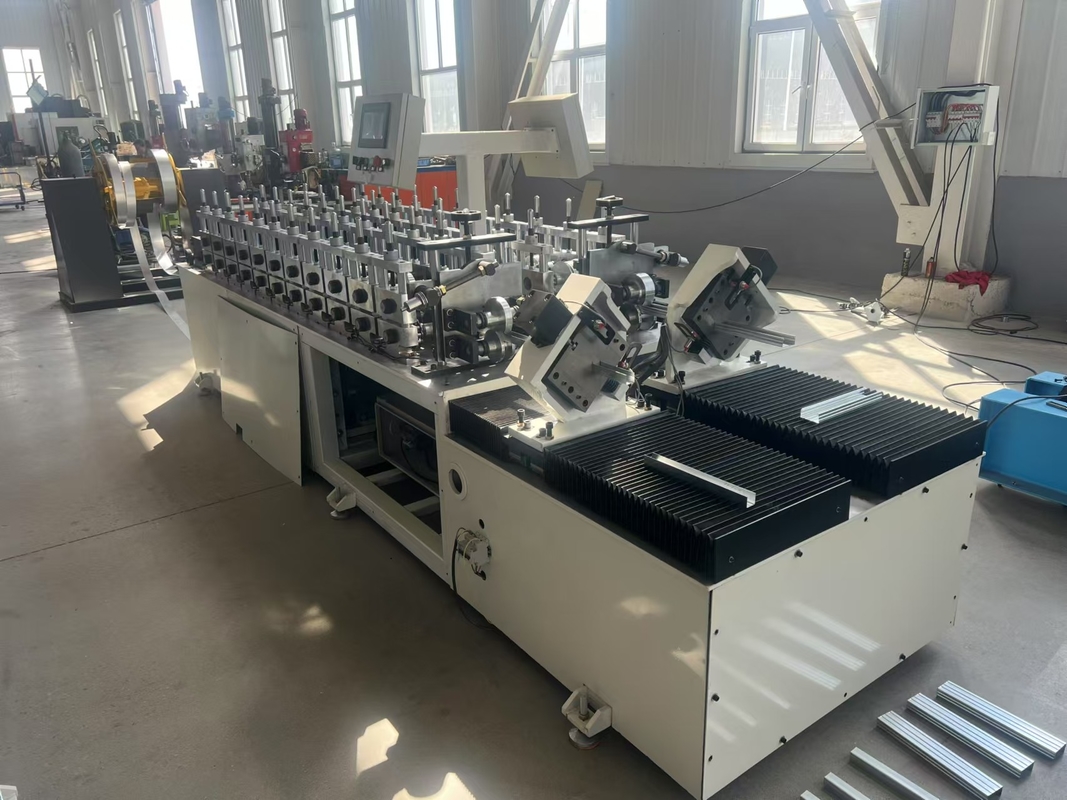 Máquina de moldeado de quillas de acero ligero de tipo C de canal doble con ranuras totalmente automática