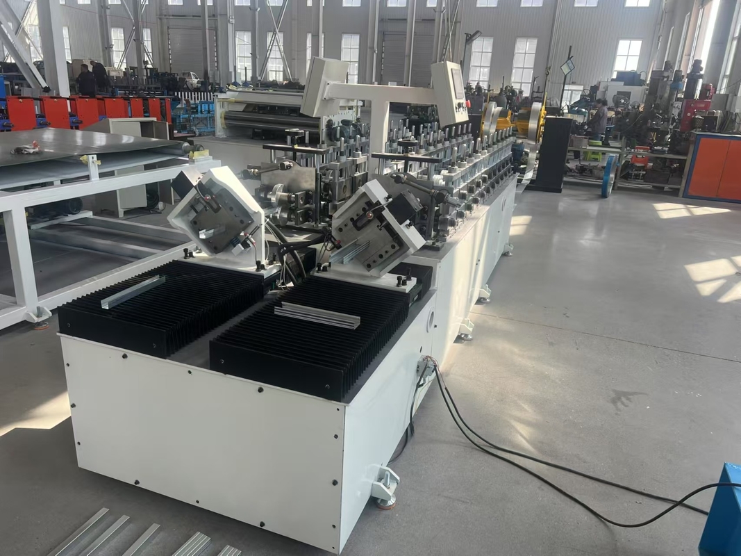 Máquina de moldeado de quillas de acero ligero de tipo C de canal doble con ranuras totalmente automática