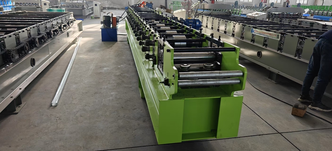 Máquina de moldeado de rodillos de producción personalizada con longitud de corte ajustable y sistema de control PLC