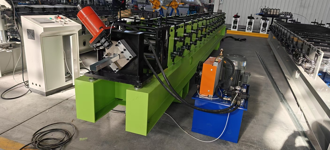 Máquina de moldeado de rodillos de producción personalizada con longitud de corte ajustable y sistema de control PLC