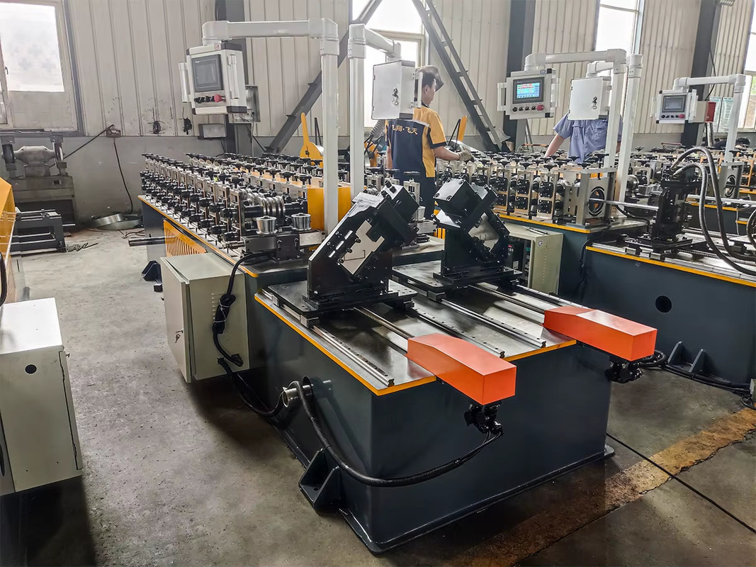 Máquina de moldeado de rodillos de acero para materiales de construcción de tipo CU ajustable