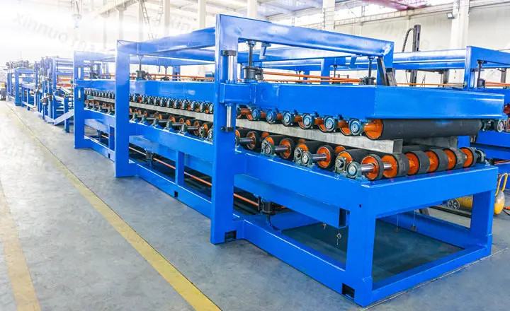 Línea de producción de paneles de techo de paneles de techo de Rockwool Sandwich de aislamiento acústico de alta velocidad EPS