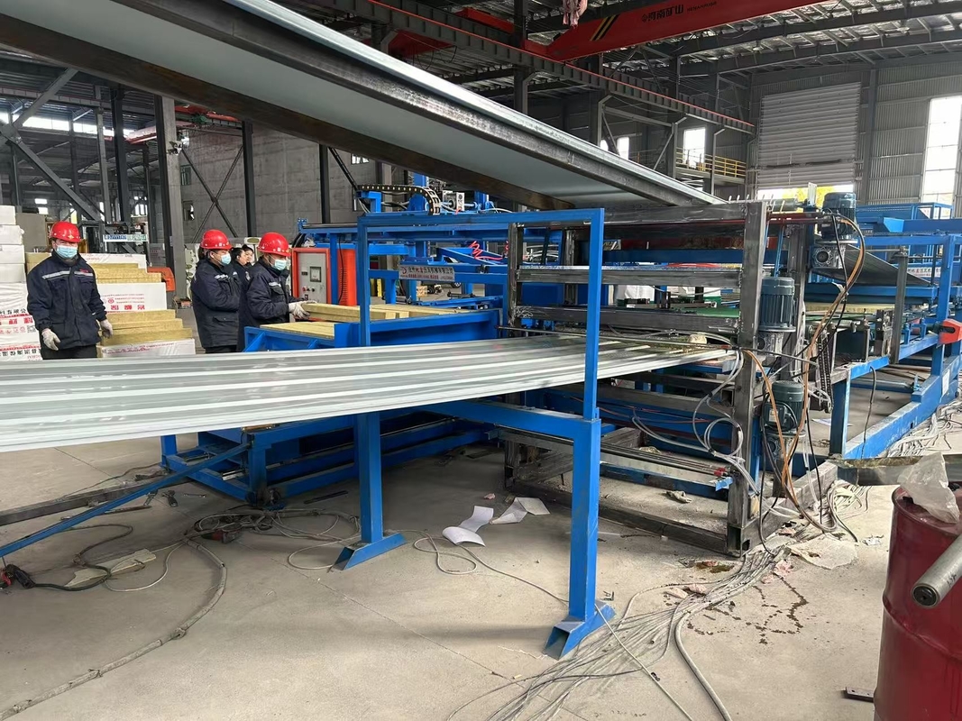 Línea de producción de paneles de techo de paneles de techo de Rockwool Sandwich de aislamiento acústico de alta velocidad EPS
