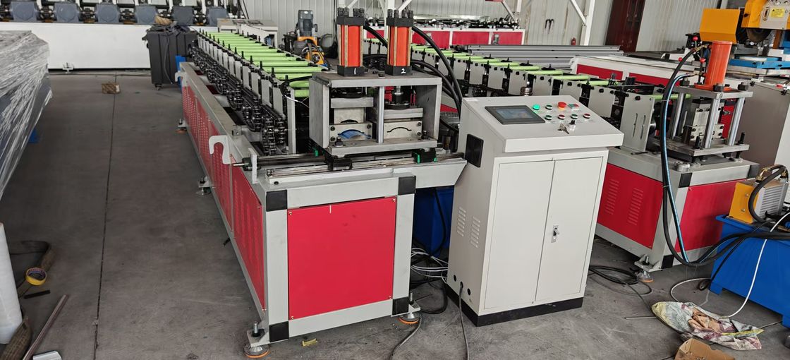 2025 Nuevo diseño de cercas de metal de picado de rodillo de la máquina de formación de la cerca de líneas de estilo de América
