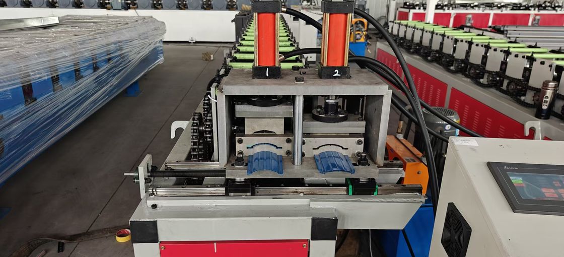 2025 Nuevo diseño de cercas de metal de picado de rodillo de la máquina de formación de la cerca de líneas de estilo de América