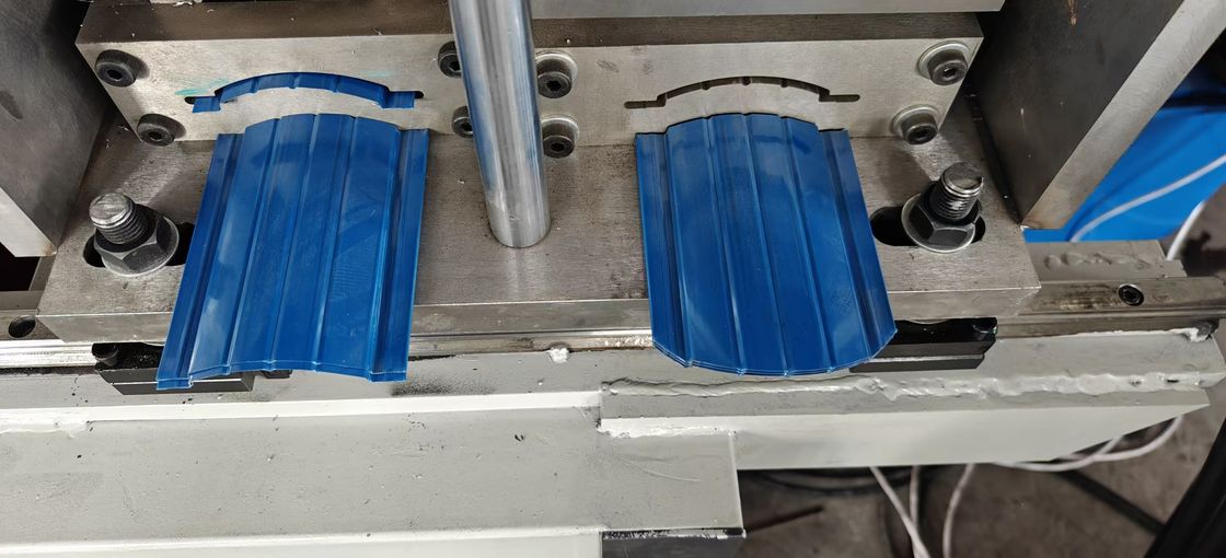 2025 Nuevo diseño de cercas de metal de picado de rodillo de la máquina de formación de la cerca de líneas de estilo de América