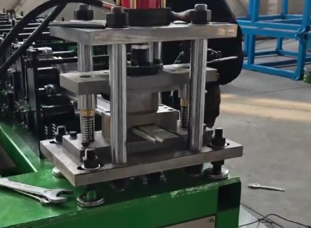 Maquinaria para la fabricación de puertas de rodillos de acero