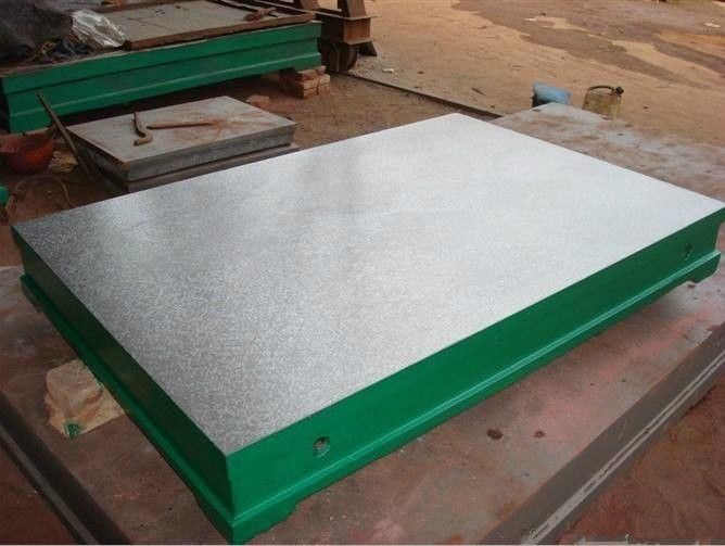 Tipo hueco placa de la superficie del arrabio en máquina del montaje de la marca que raspa