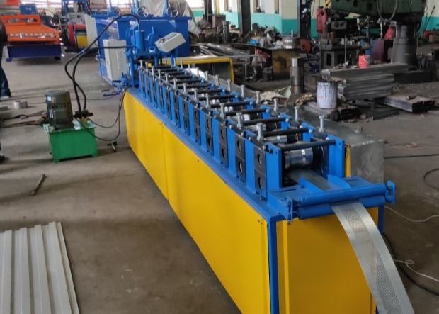 Rollo hueco de perforación de la puerta del obturador del listón PPGL que forma la máquina para 0.8m m