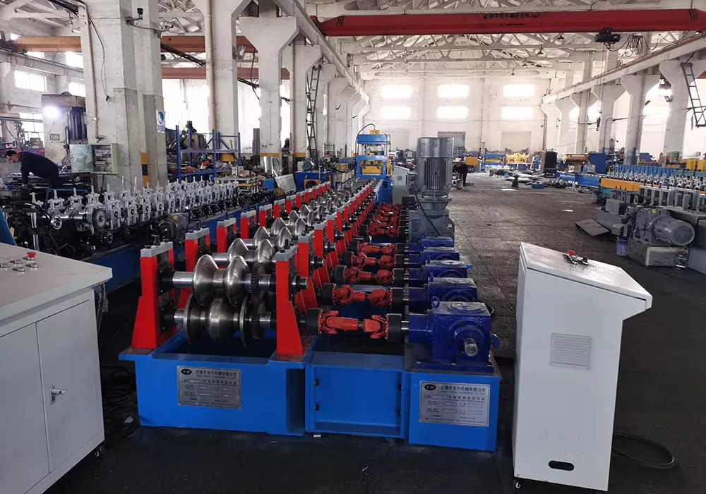 Máquina de moldeado de rollos de barandillas de carretera controlada por PLC con potencia de la máquina principal de 2 * 22KW y accionamiento de la caja de engranajes