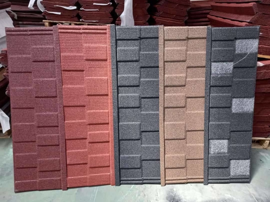 Las tablas del material de construcción empiedran el metal revestido del color de las tejas de techumbre