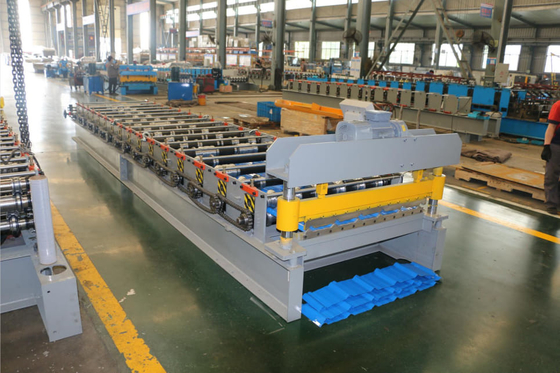Rollo galvanizado de la teja que cubre que forma la máquina para el tejado del metal que hace la máquina