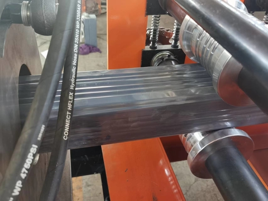Rollo de la bajada de aguas del tubo de la lluvia que forma el sistema que corta hidráulico de la máquina