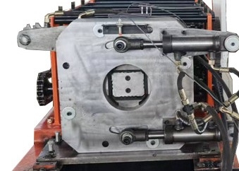 Abajo de la bajada de aguas del canal del tubo que hace la máquina por completo automática