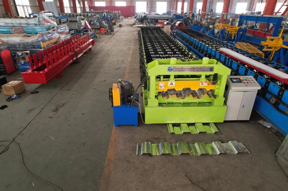 45 Máquina de moldeado de rodillos de cubierta de acero a frío ± 2 mm Tolerancia de corte Excelente rendimiento