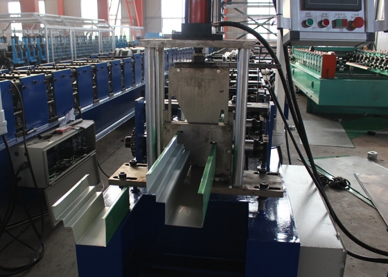 Máquina de moldeado de rollo de tubería de corte hidráulico de 18 estaciones Estaciones de rodillos 4KW Potencia del motor
