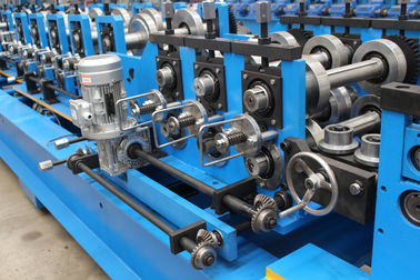 Tejado automático lleno del metal que hace que la correa de la pierna C del transporte de la máquina rueda formando la máquina
