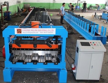 915m m galvanizaron el rollo de grabación en relieve de la cubierta del metal del PLC que formaba la máquina