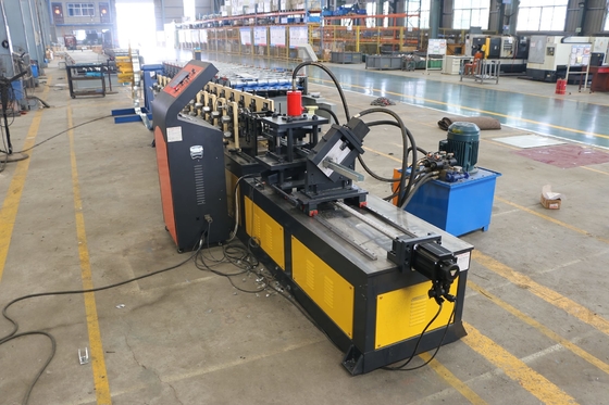 Perno prisionero impermeable del Plc y rollo de la pista que forma la máquina con la perforación