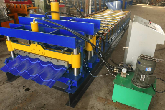 Tipo de impulsión de la caja de cambios rollo del tejado de 0.9m m que forma la máquina para el perfil de acero de la teja